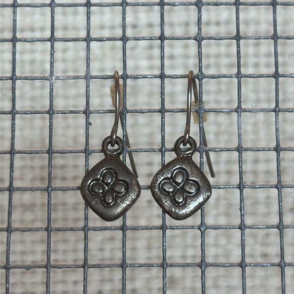 Cute set of earrings. Lots of stuff listed so make a bundle and save ! - Picture 1 of 2